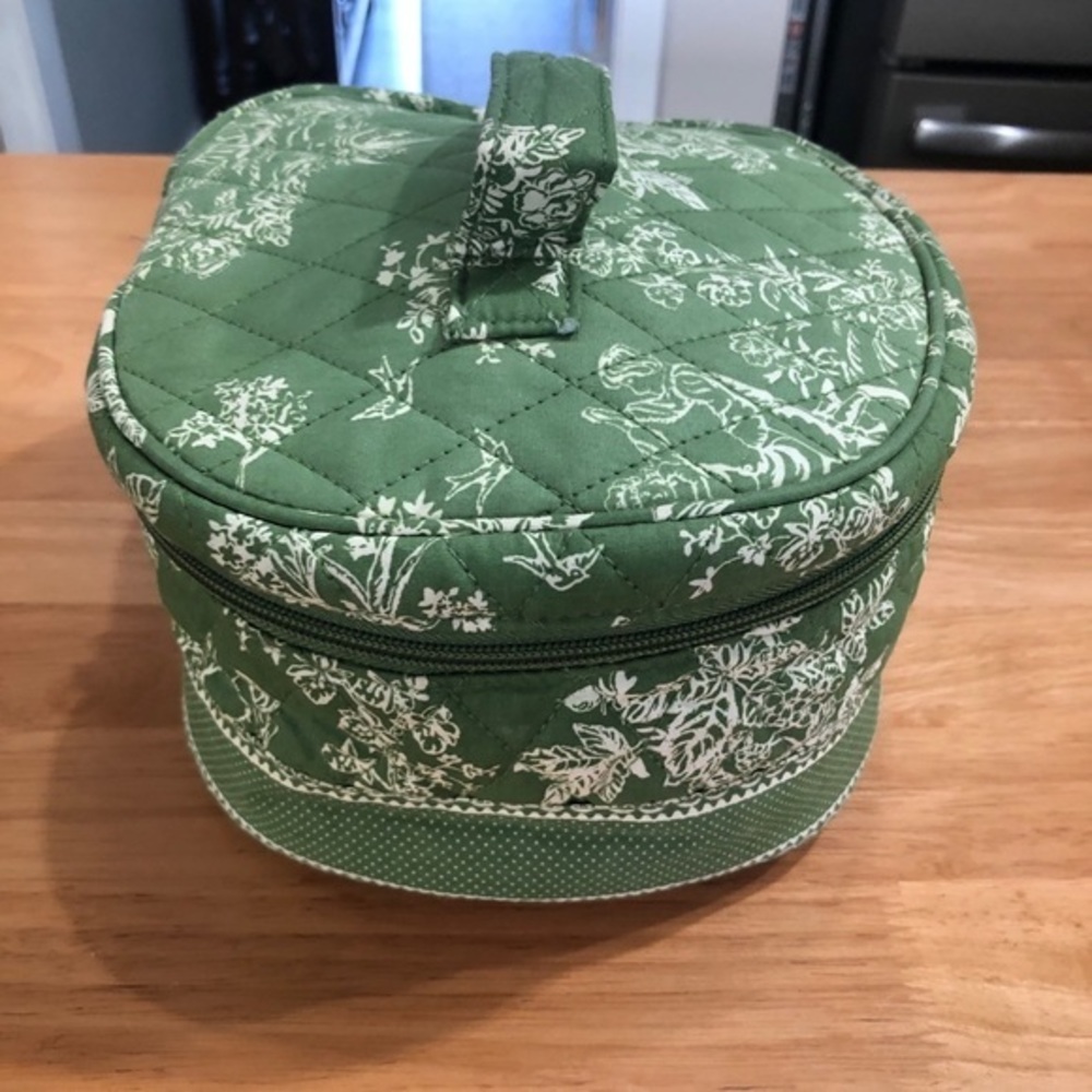 EUC AMERICANA GREEN AND WHITE QUILTED TOILETRIES BAG BY SHARIF